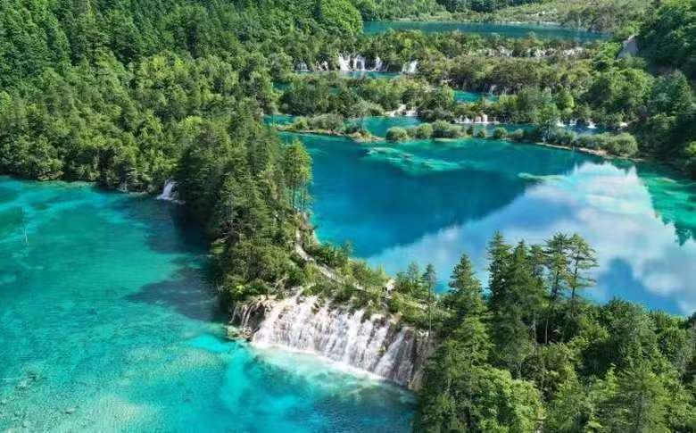 【九寨动时代】成都+九寨沟+黄龙+都江堰或熊猫乐园-双飞双动6日游